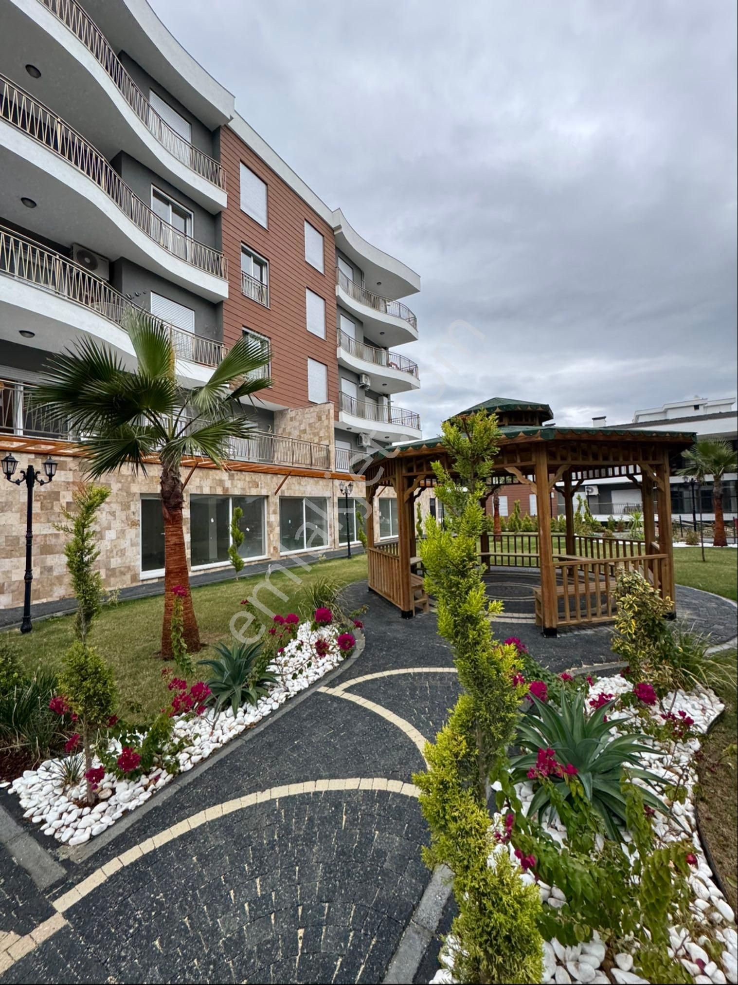 Kuşadasında Havuzlu Site İçerisinde 2+1 Geniş Kullanımlı Satılık Lüks Daire - Görsel 15