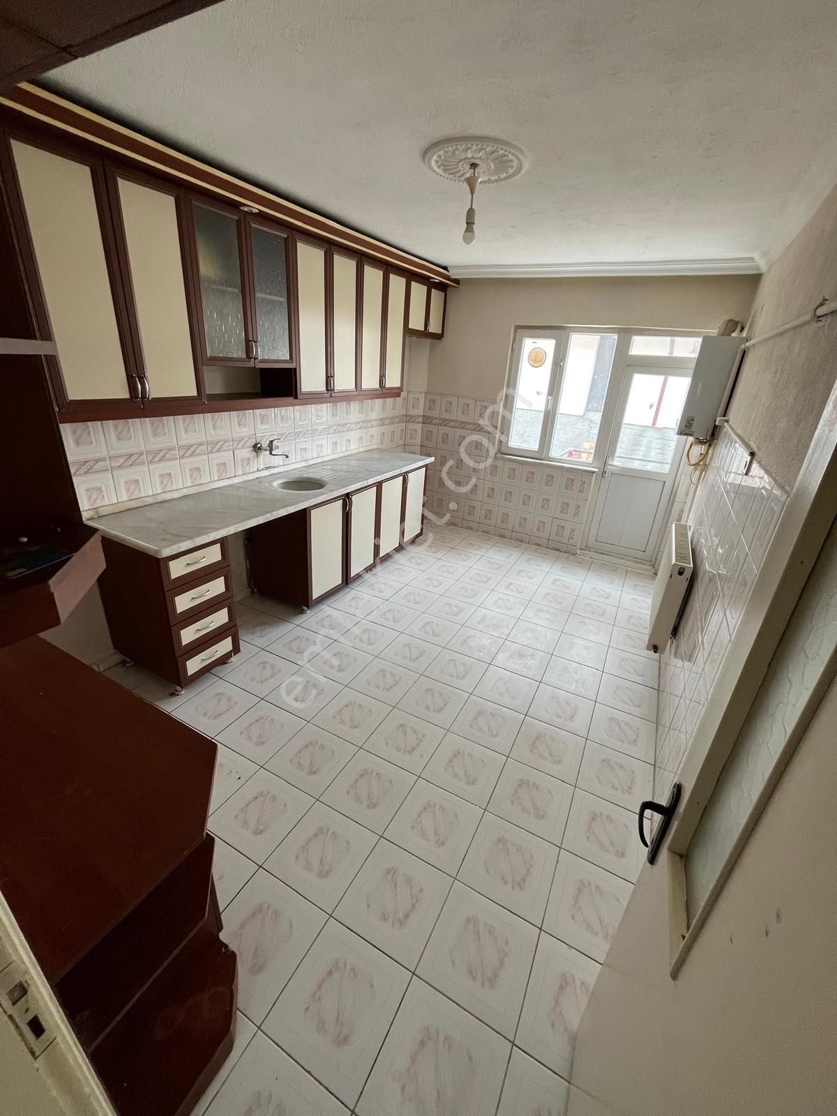 Emek Mahallesi Şan Dolmuşları Yakını Satılık 3+1 Daire
