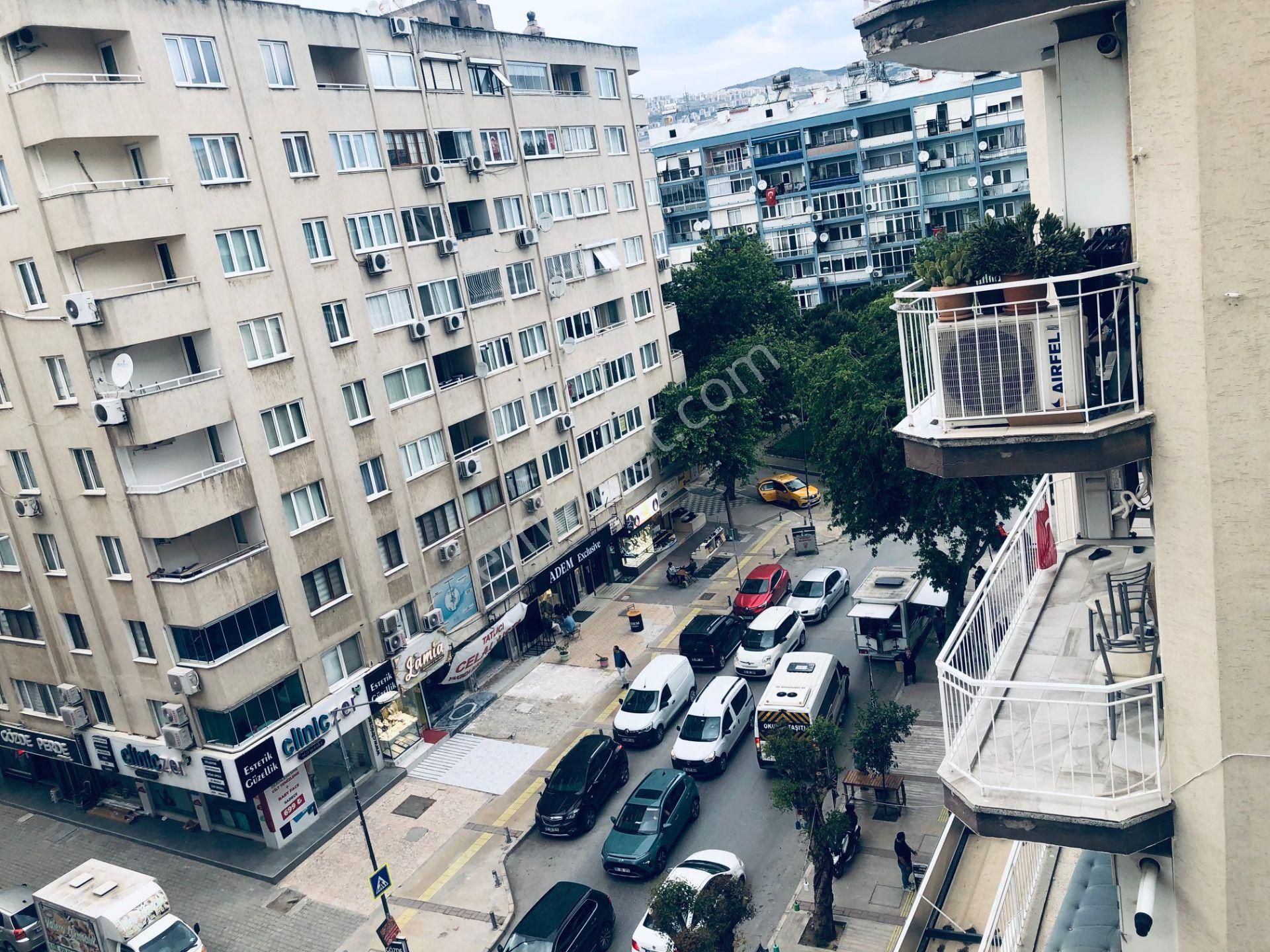 Bayraklı Haşim İşcan Caddesi Üzeri Satılık 3+1 Köşe Daire