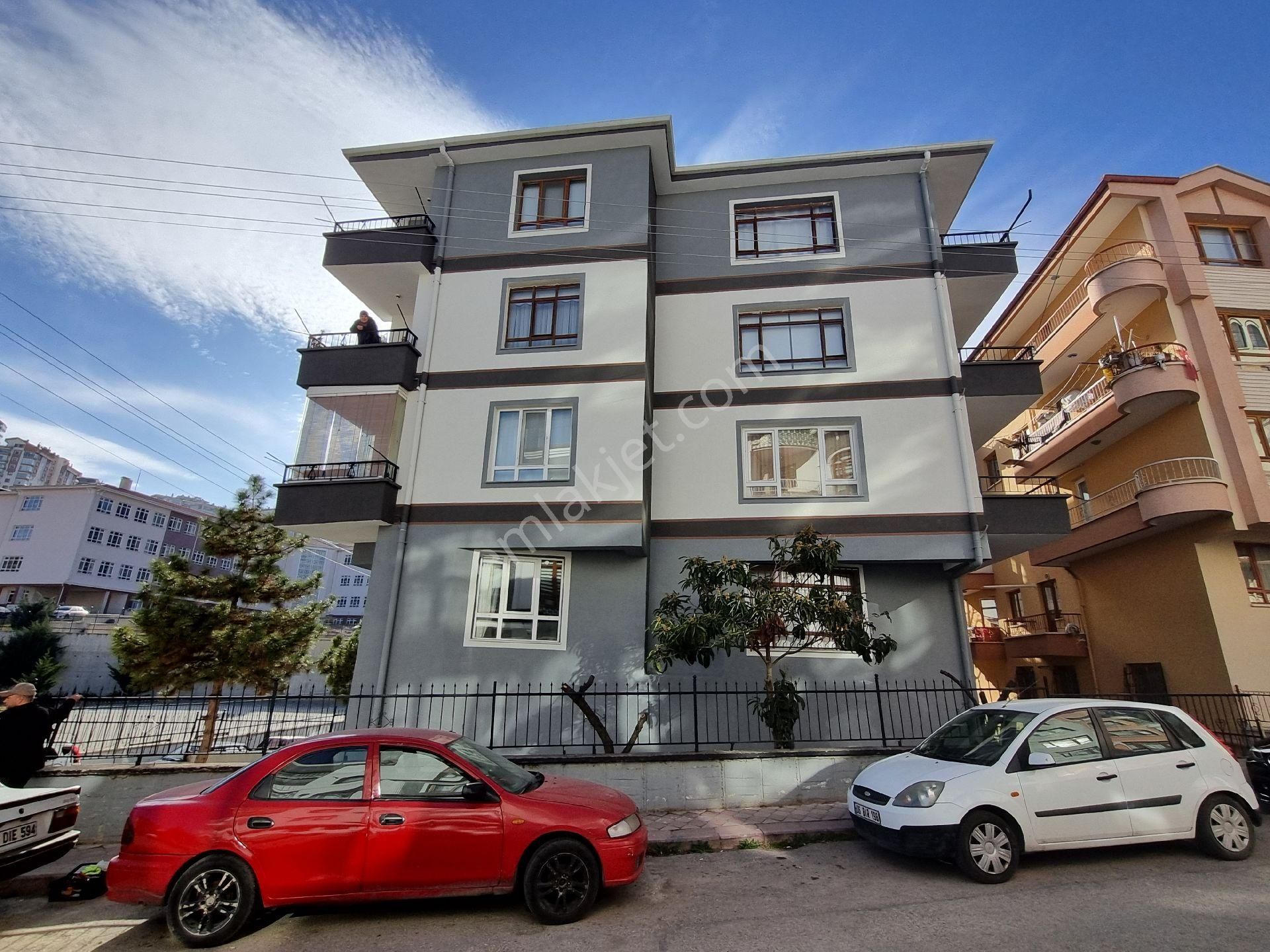 Ayvalı Merkezde Seval Caddesi Mevkii 2+1 Giriş Kat Güney Cephe Mantolamalı Bina Yapılı