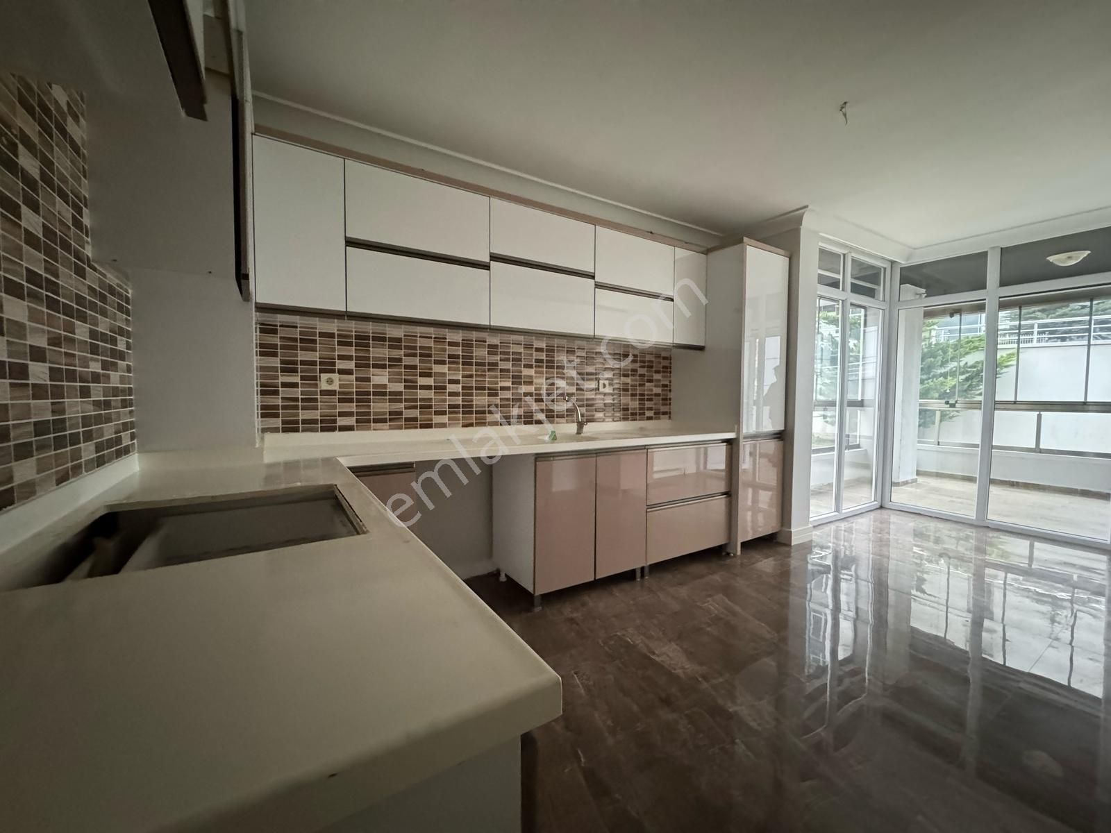 Geniş Mutfak İsteyenlere Özel Full Yapılı Sitede 4+1 Daire