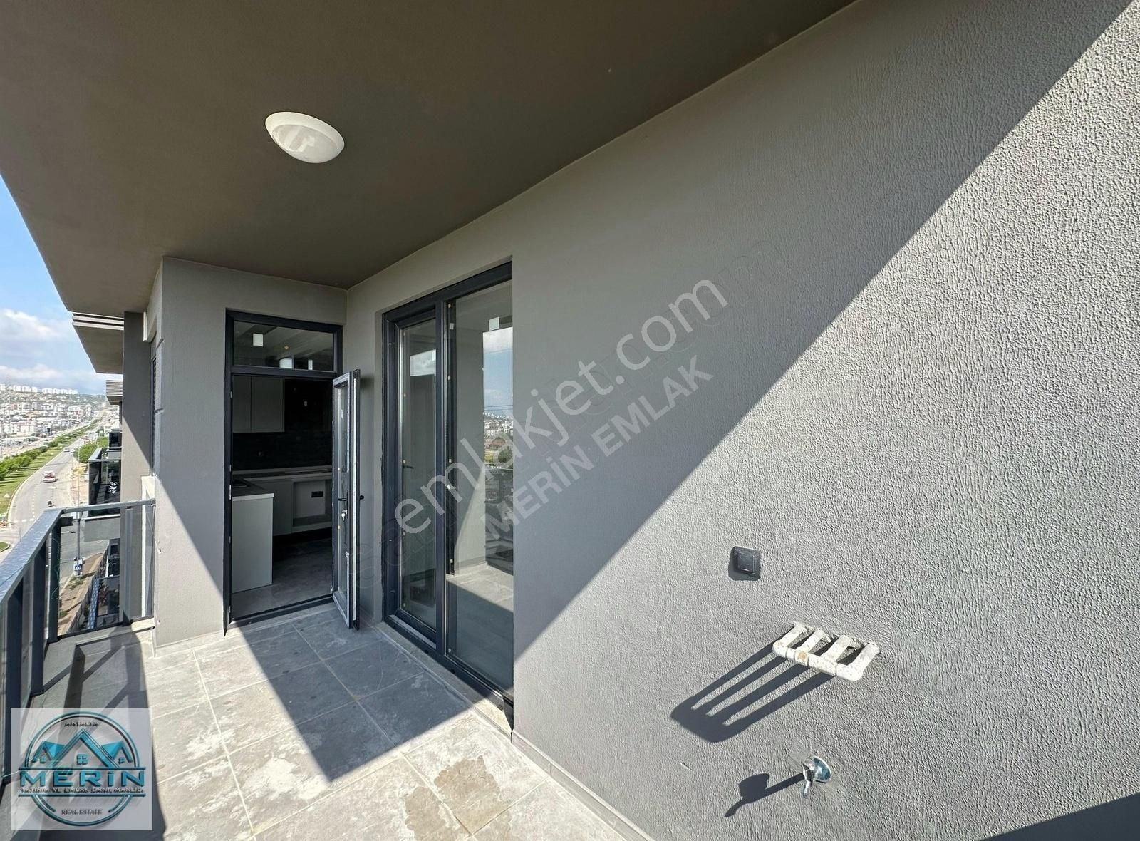 Habibler'de Cadde Üzeri Manzaralı 2+1 Asansörlü Satılık Daire