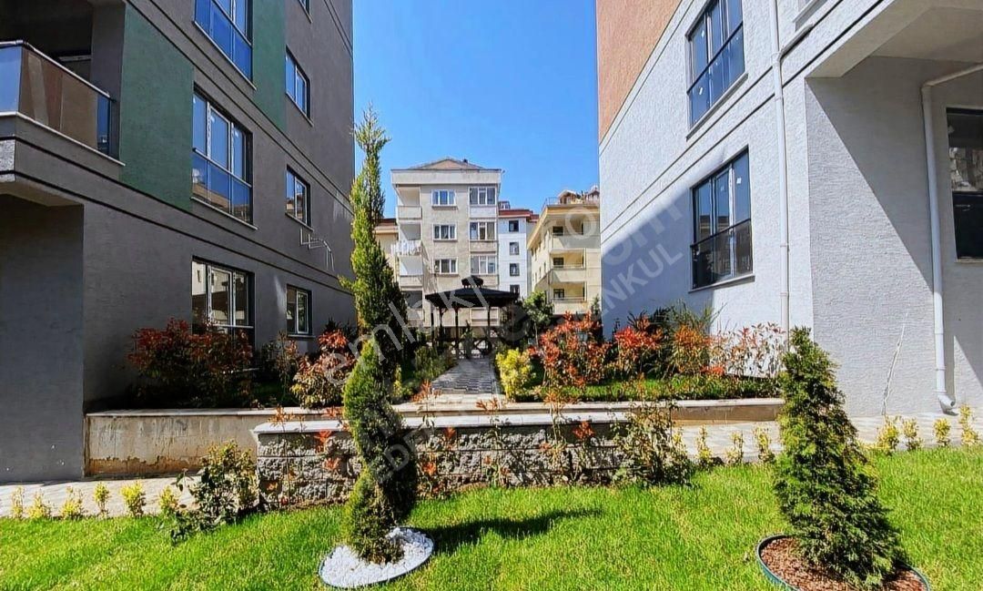 Bağlarbaşı'nda Ebeveynli Giyinme Odalı 20m² Mutfaklı 3+1
