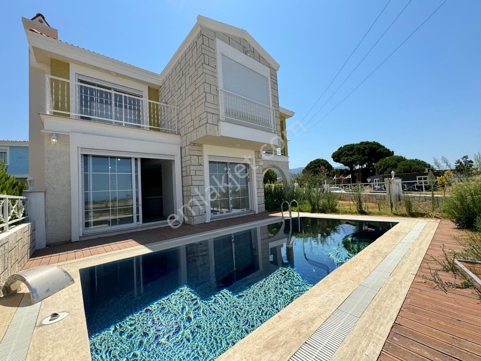 Kuşadası Davutlarda Özel Havuzlu 4+1 Satılık Villa