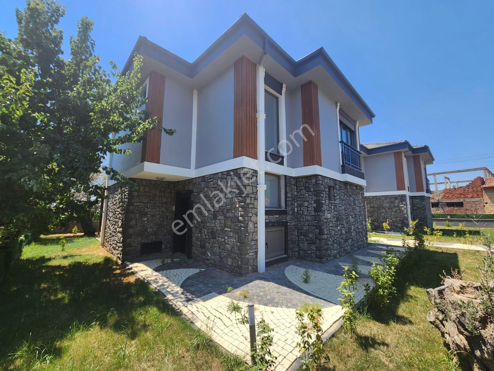 ꧁ Akçay Ay Emlak'tan꧂altınoluk Mıhlı'da Denize 100mt 400m2 Arsa İçinde Satılık 3+1 Villa
