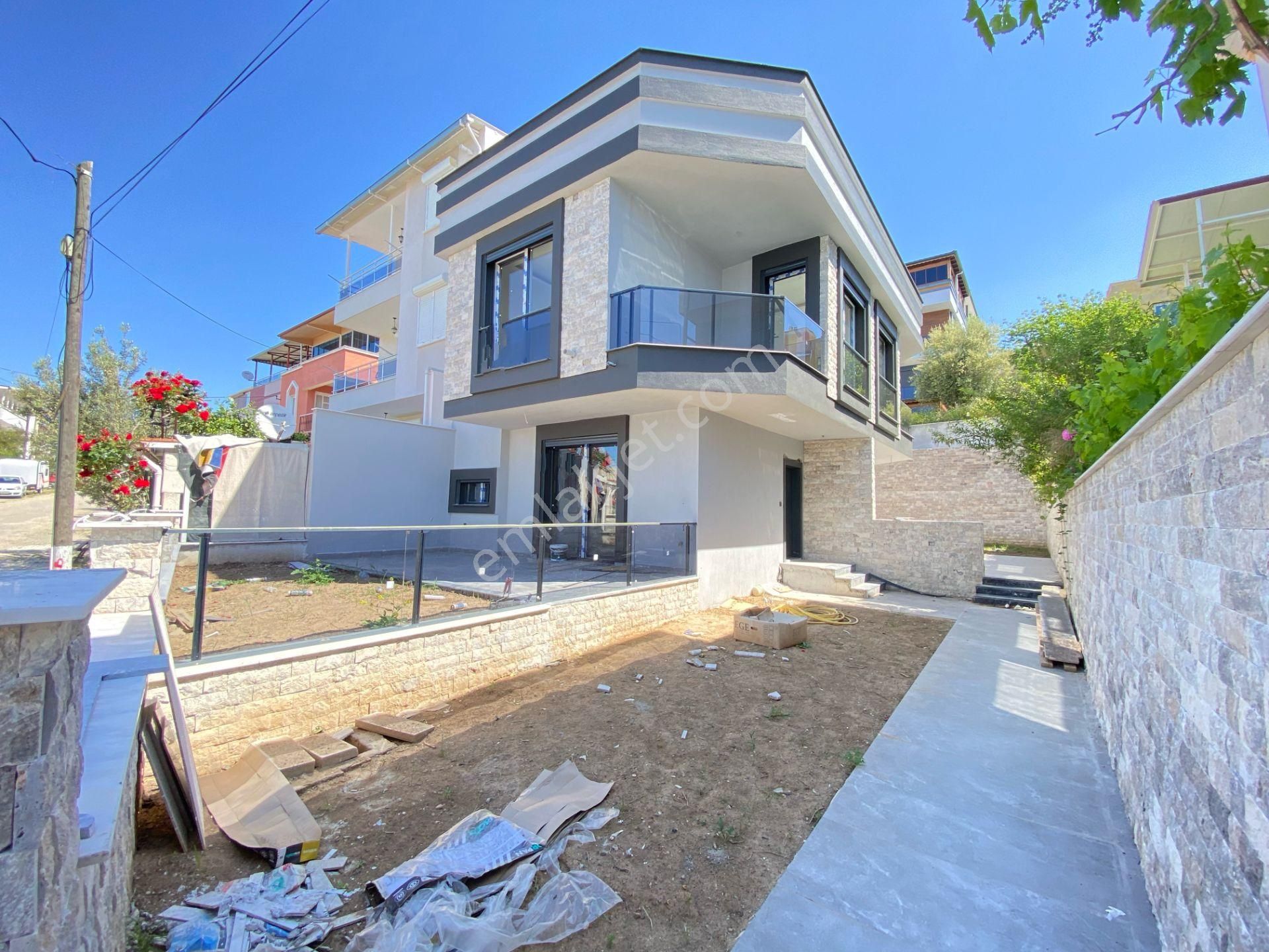 Ürkmez De Satılık Geniş Bahçeli 2+1 Villa