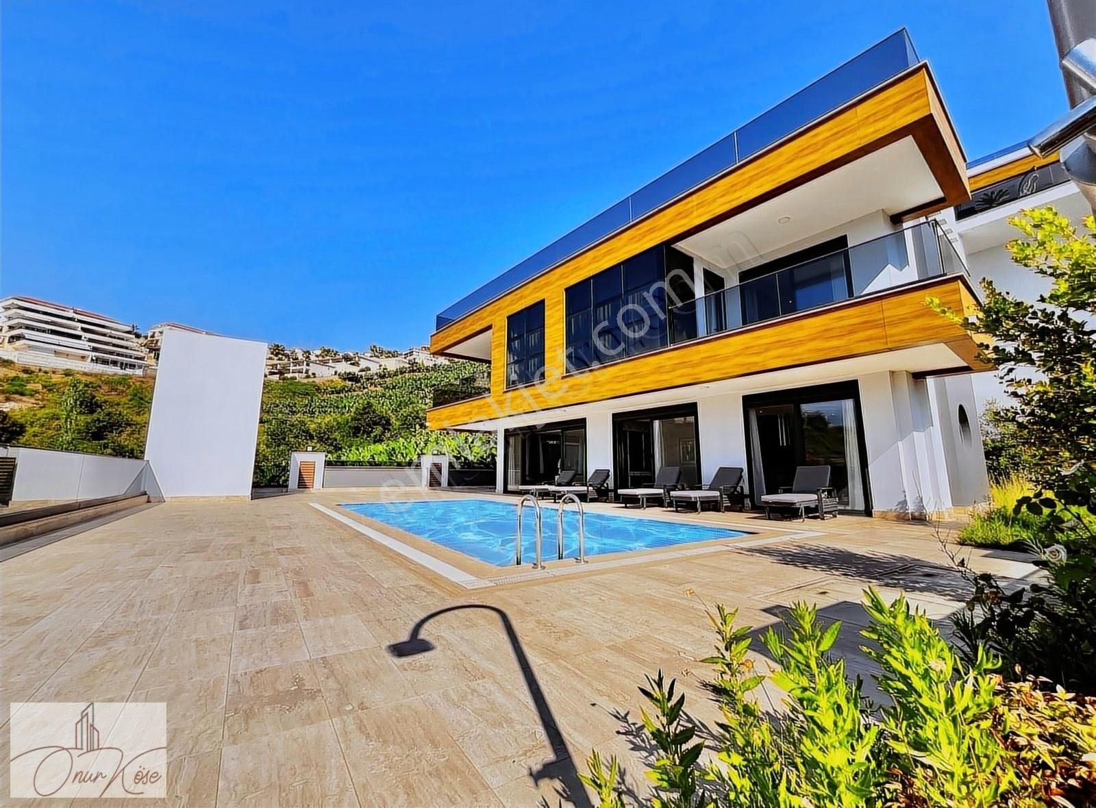 Alanya Kargıcakta Lüks Deniz Manzaralı 4+2 Triblex Villa