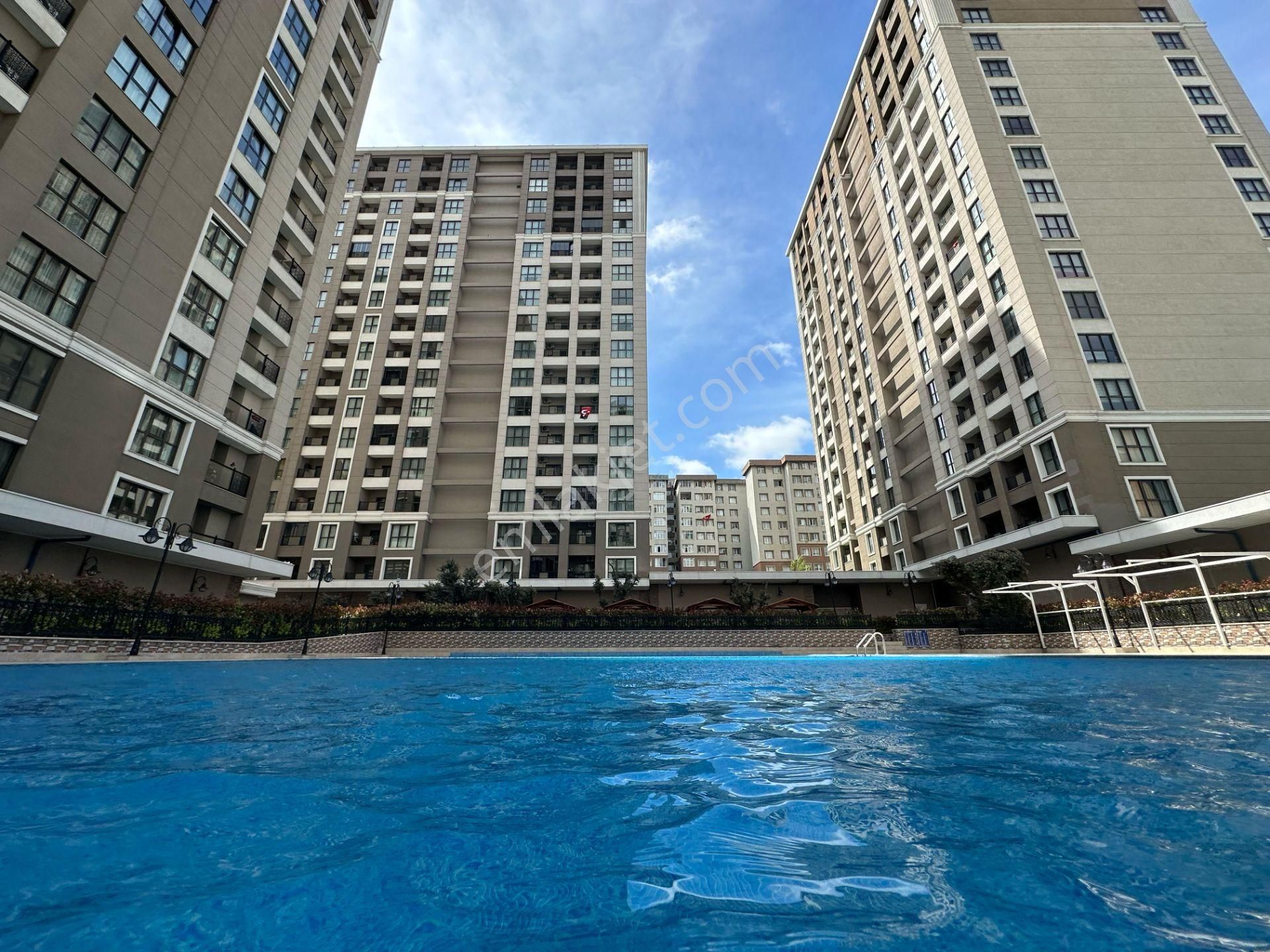 Beylikdüzü Kameroğlu Sitesi'nde Büyük Tip Balkonlu 1+1 Satılık