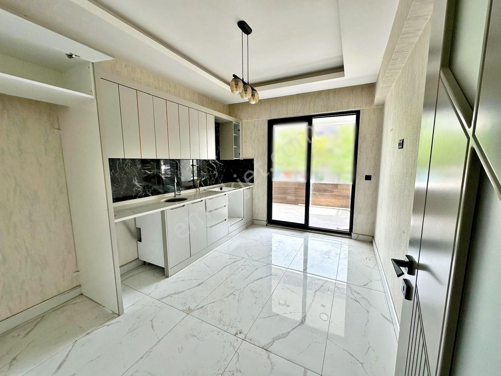 Karacaahmet'te Şık Tasarım Azkatlı Masrafsız Ultralüx 2+1 Daire