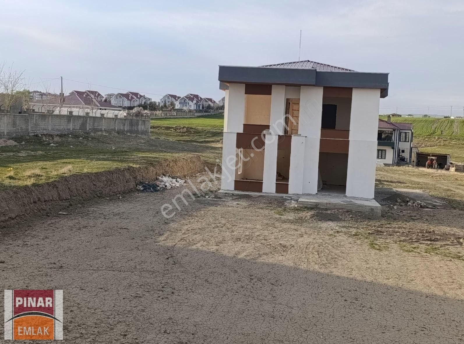 Bardakçı'da Yola Ve Ünüversiteye Sıfır Villa