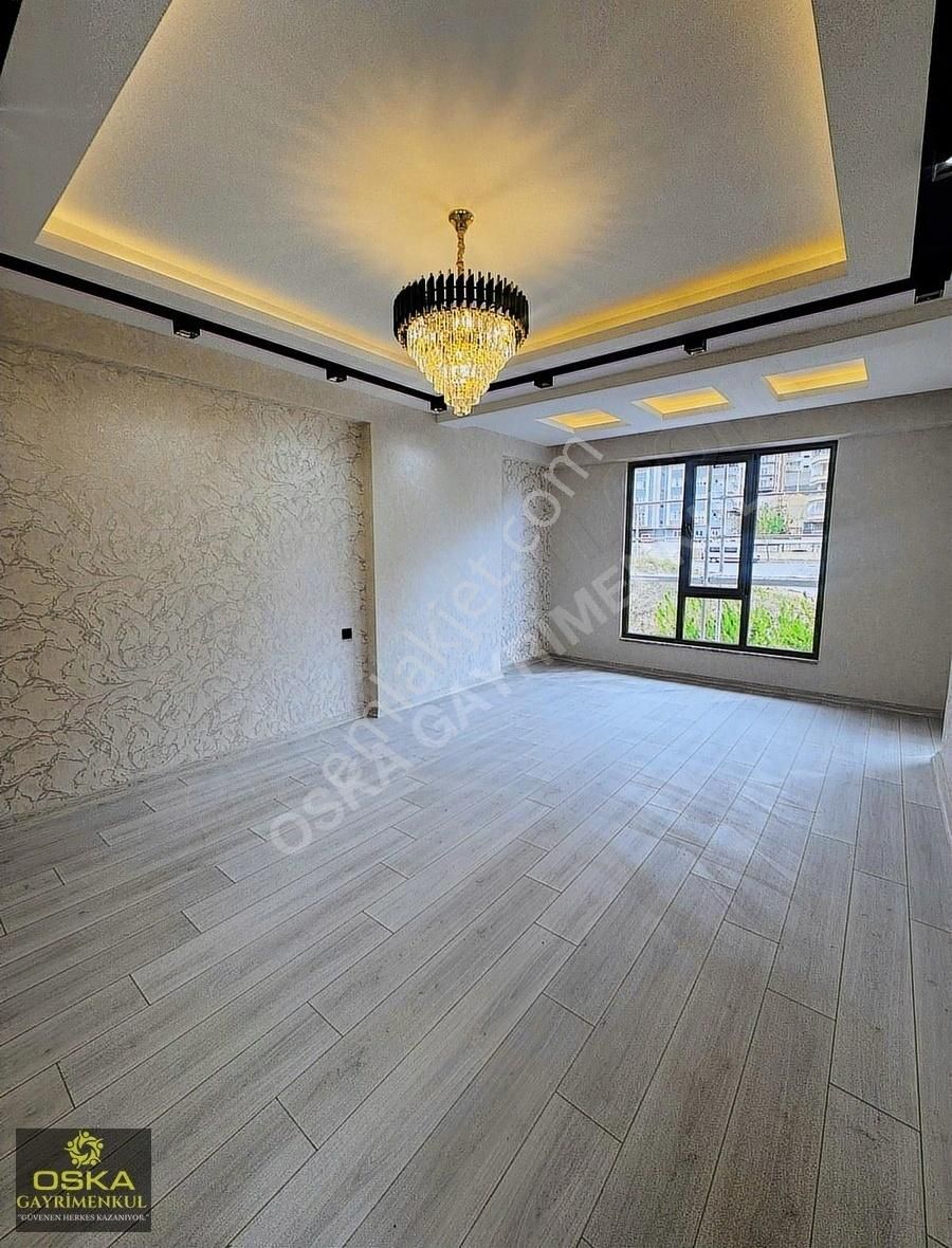 Oskadan 2.35 Metre Üzeri Full+full Lüks Yapılı 2+1 Satılık Daire