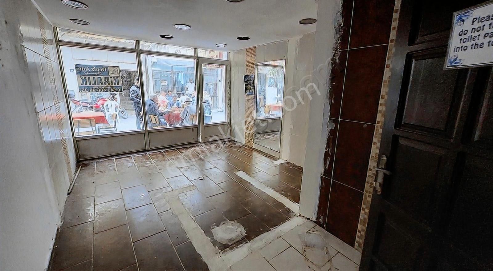 Kuşadası Eski Belediye Yanı İşlek Sokakta 20 M2 Kiralık Dükkan