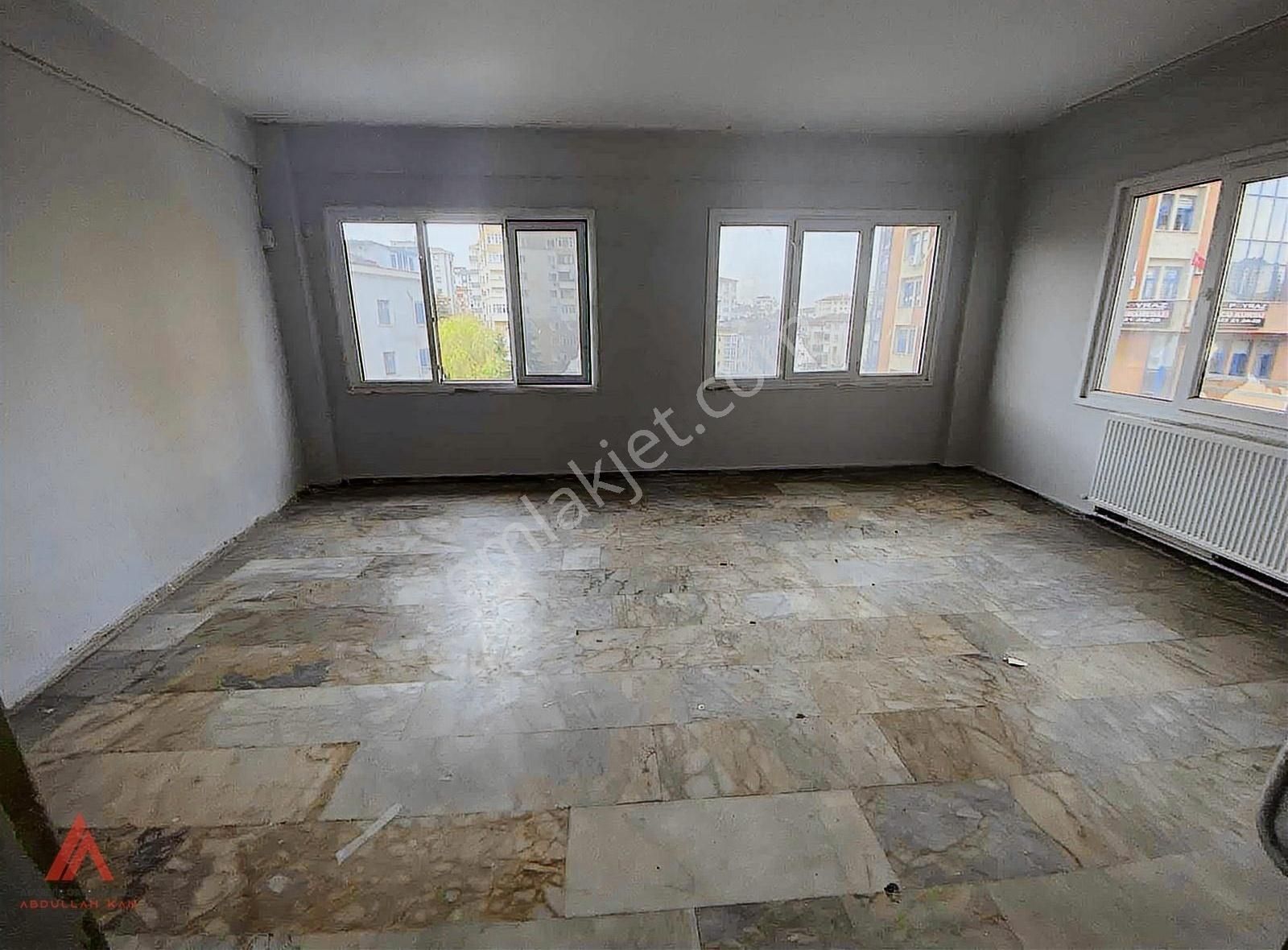 Ataşehir İçerenköy Karslı Ahmet Caddesinde Kiralık 3 Katlı Bina