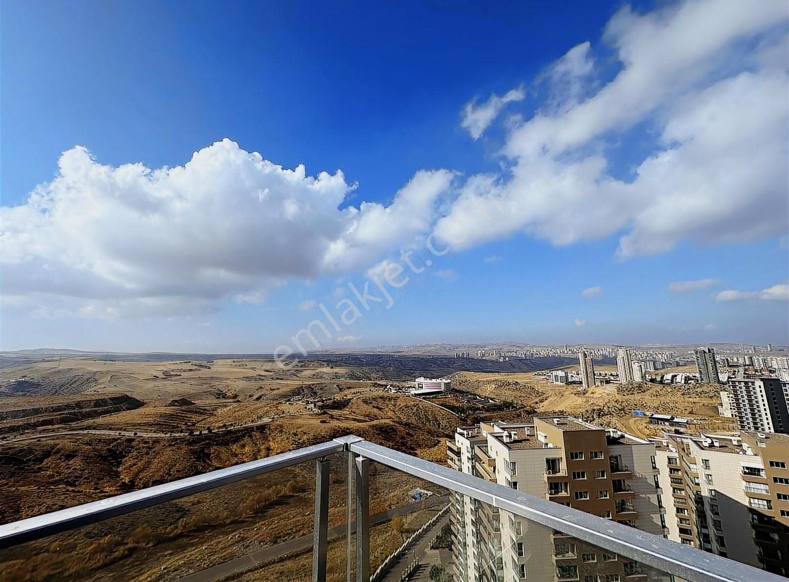 İncek Vadi Konutlarında Panoramik Manzaralı Dubleks Daire