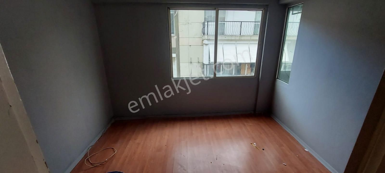 Karşıyaka Merkez'de Eşsiz Konumda, 3+1, Kiralık Geniş Daire!
