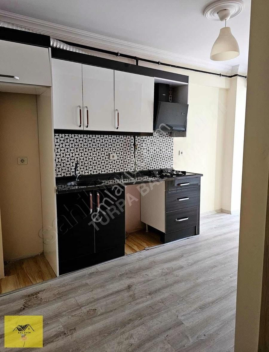 Çiğli Meydanyolunda Satılık 1+1 Daire