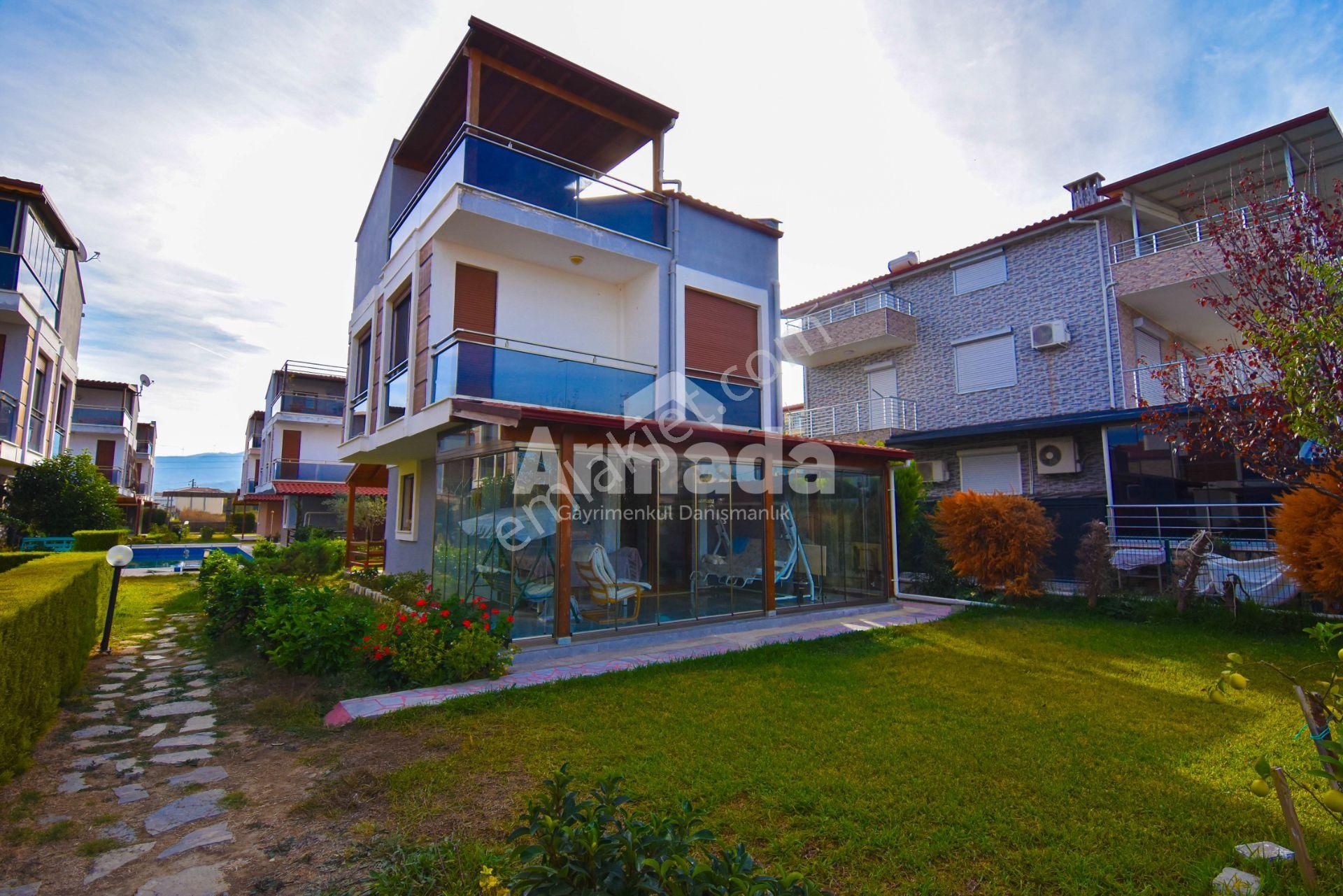 Kuşadası Davutlar'da Satılık Tek Müstakil 4+1 Villa