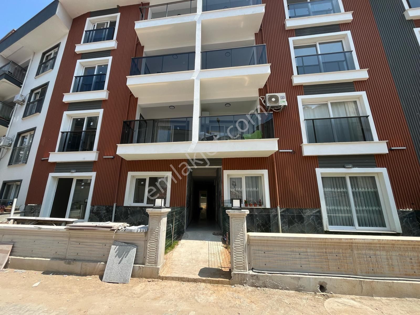 Kuşadası Davutlar Merkez De Sıfır Bahçe Katı 2+1 Daire