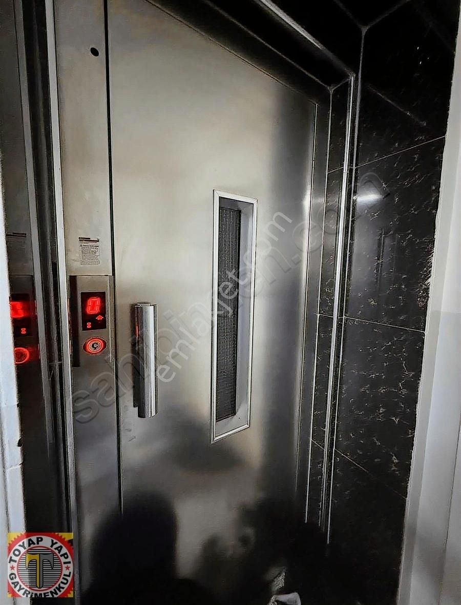 Sultançiftliği'de 150m2 3+1 1. Kat Tramvaya 10 Adım Lüx Satılık