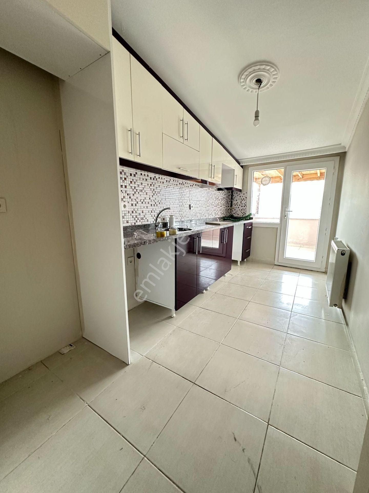 Esenyurt Kıraç Hürriyet Mahallesi 1+1 Çatı Katı Kiralık Boş Daire Teraslı Şehir Manzaralı