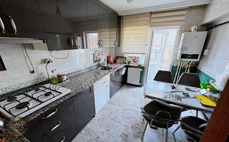 Cadde Önü 1. Kat Konumunda Yapılı 3+1 Balkonlu Satılık Daire
