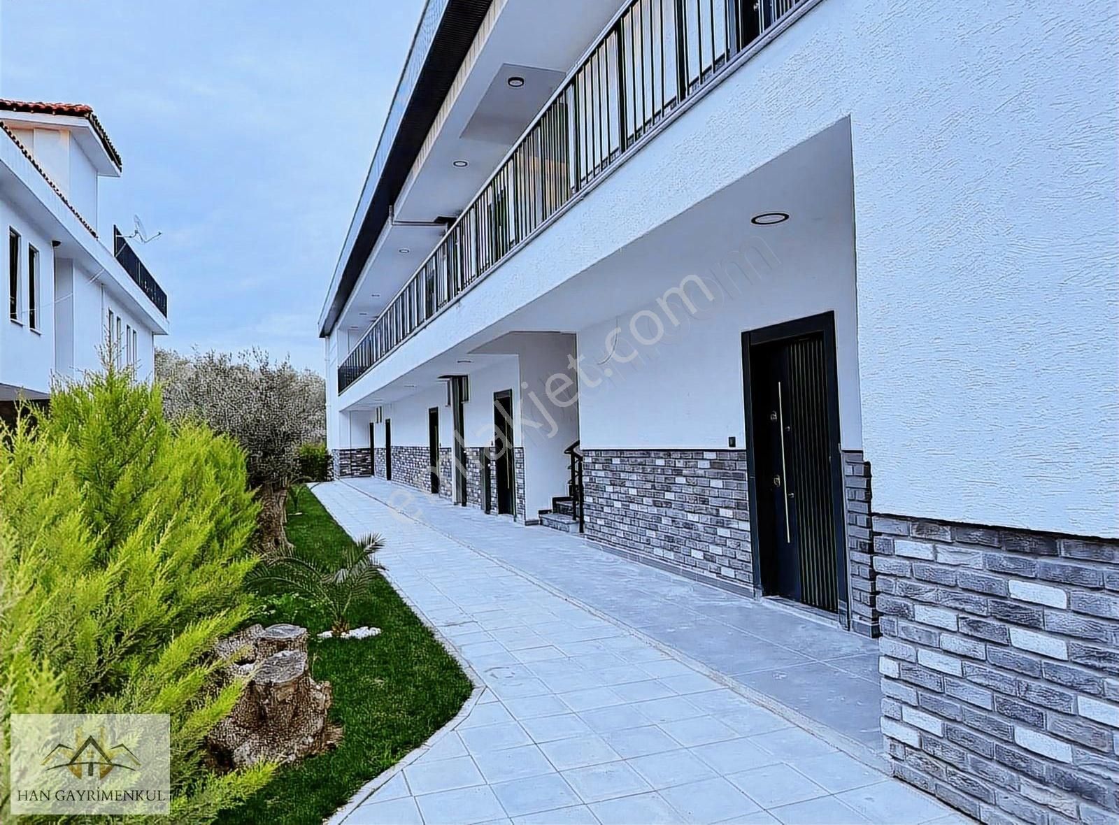 Han Emlak'tan Güre'de Kiralık Villa Konseptli Havuzlu 1+1 Daire