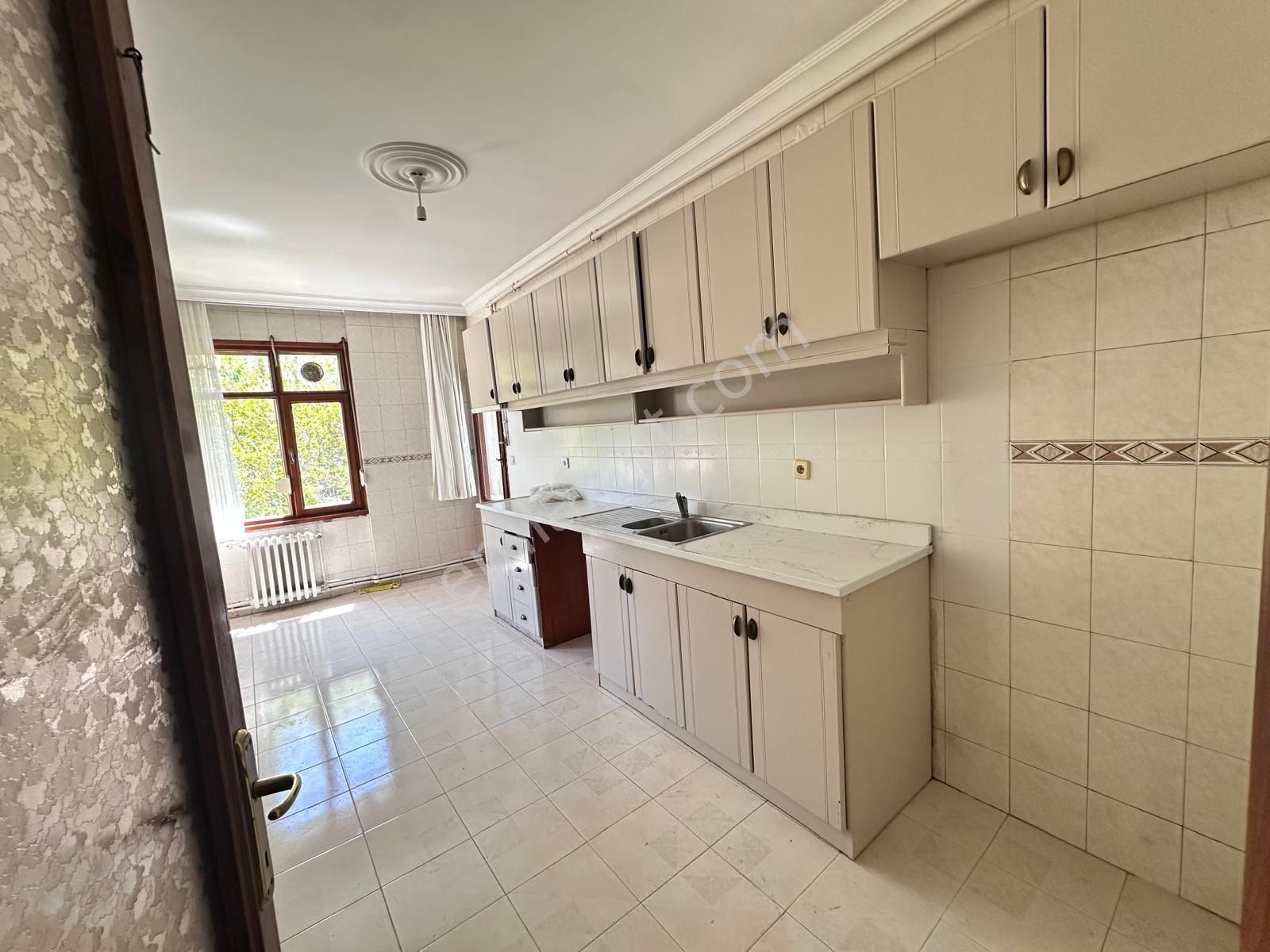 Secret House'dan Merkezi Konumlu Boş 3+1 Ara Kat