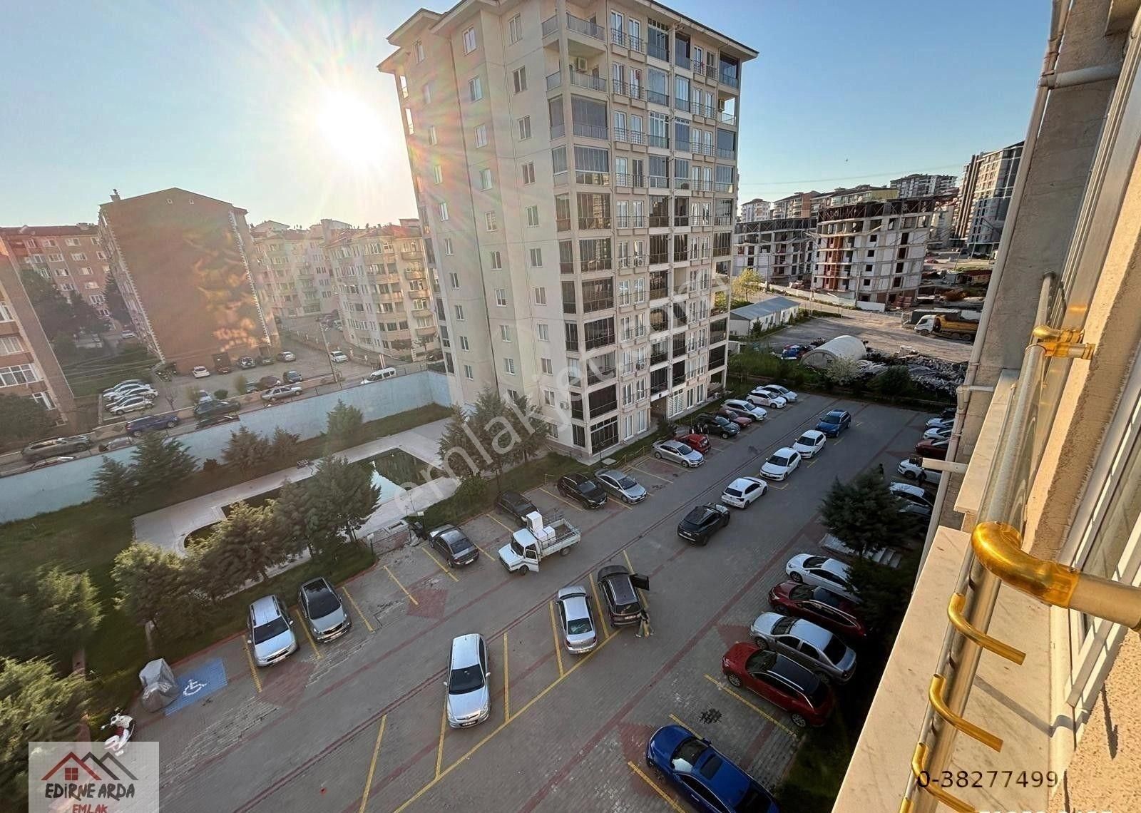 Arda Emlak Ofisi'nden Özgür Çocuklar Parkı Yakını Ara Kat Kapalı Balkonlu Havuzlu Otoparklı Rezidans
