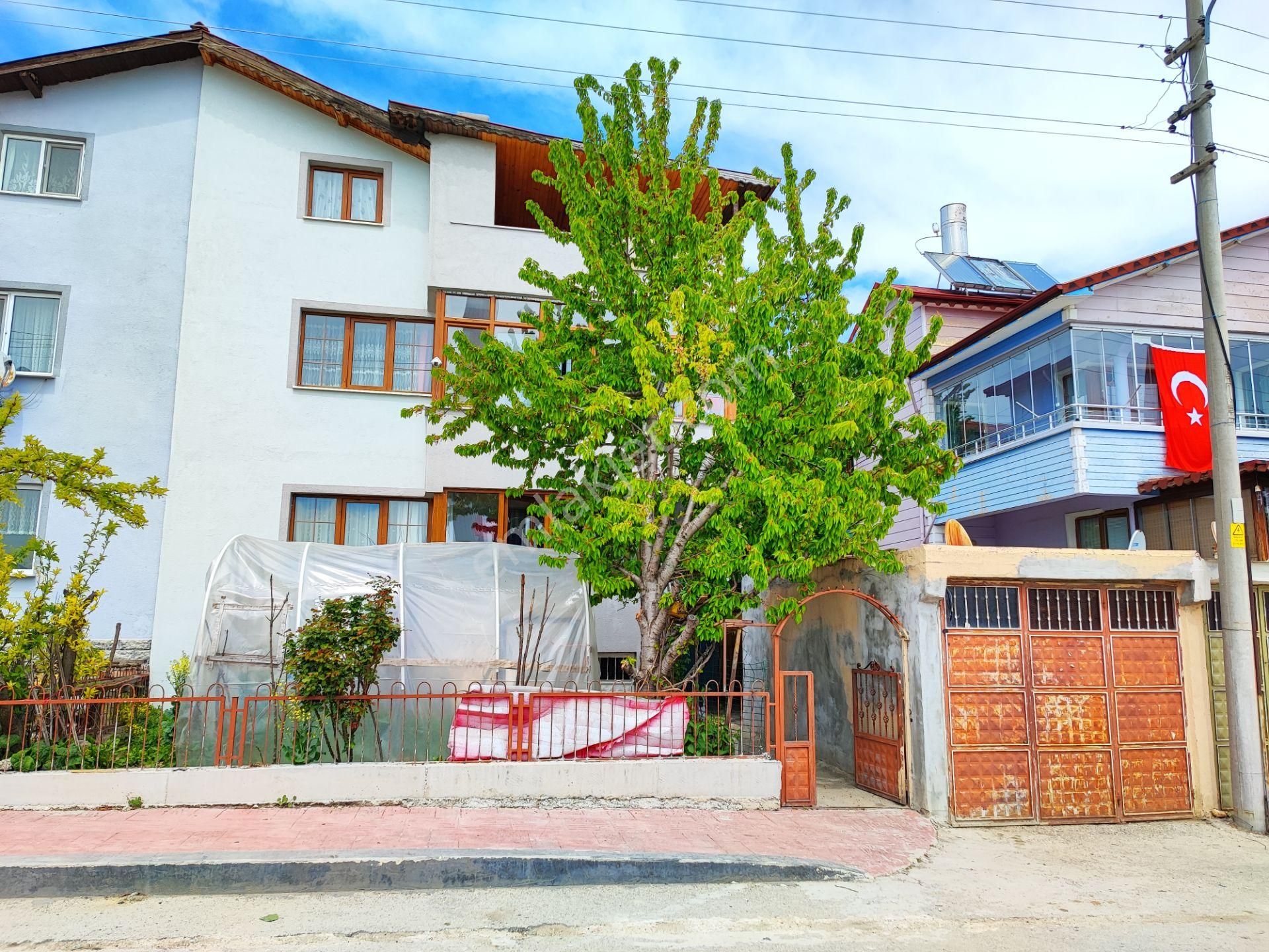 Kastamonu Emlak Gayrimenkul'den Satılık 3 Katlı Müstakil Ev
