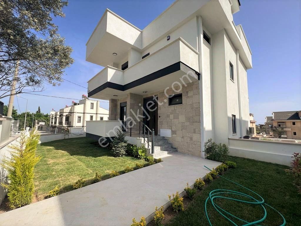 Akçay Aras Emlaktan Gürede Geniş Bahçeli 4+1 Villa