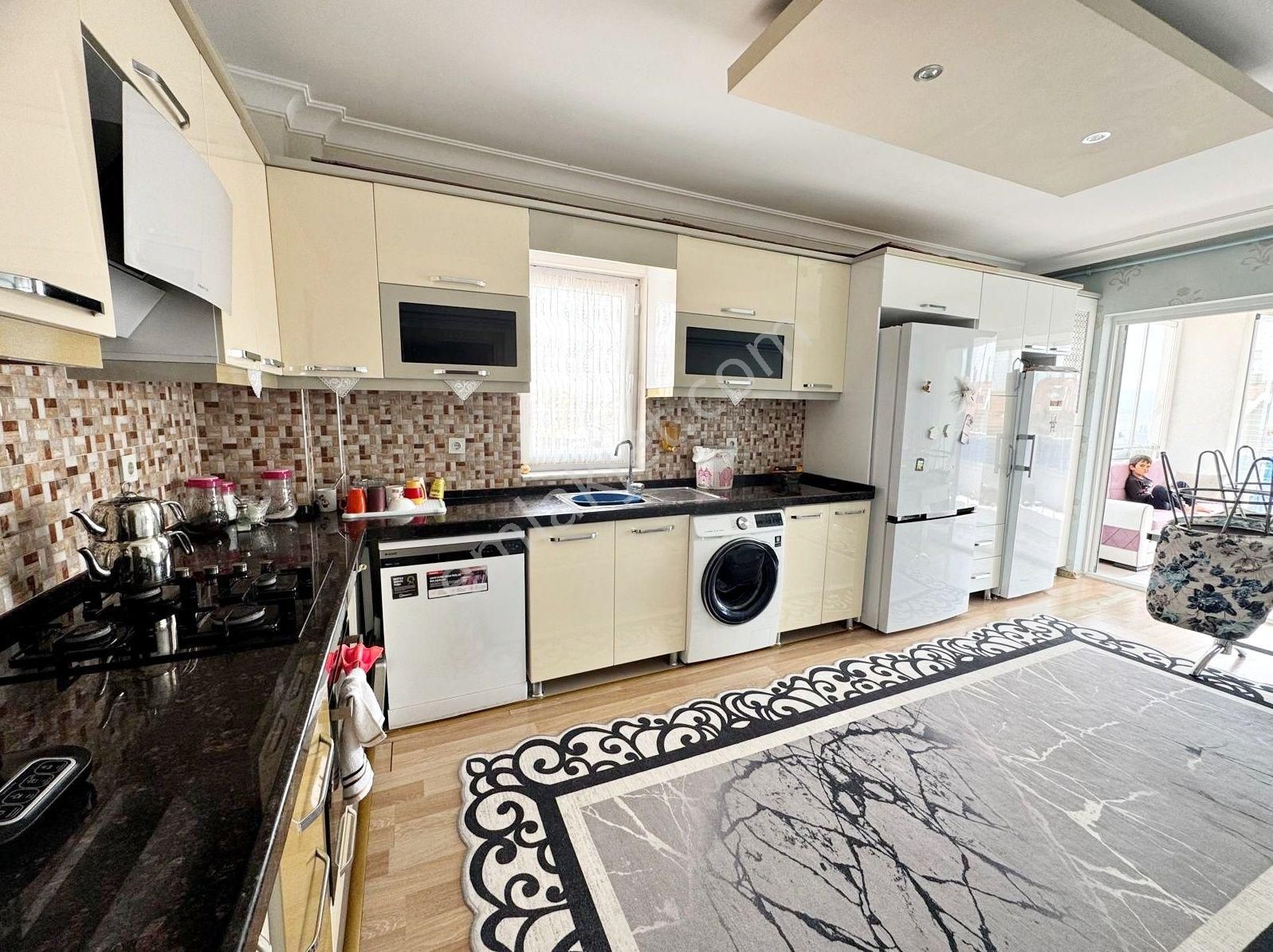 Cihandan Güventepe De Ayşe Tokur Ve Güzelyaka Cad Yakını 4+1 Da