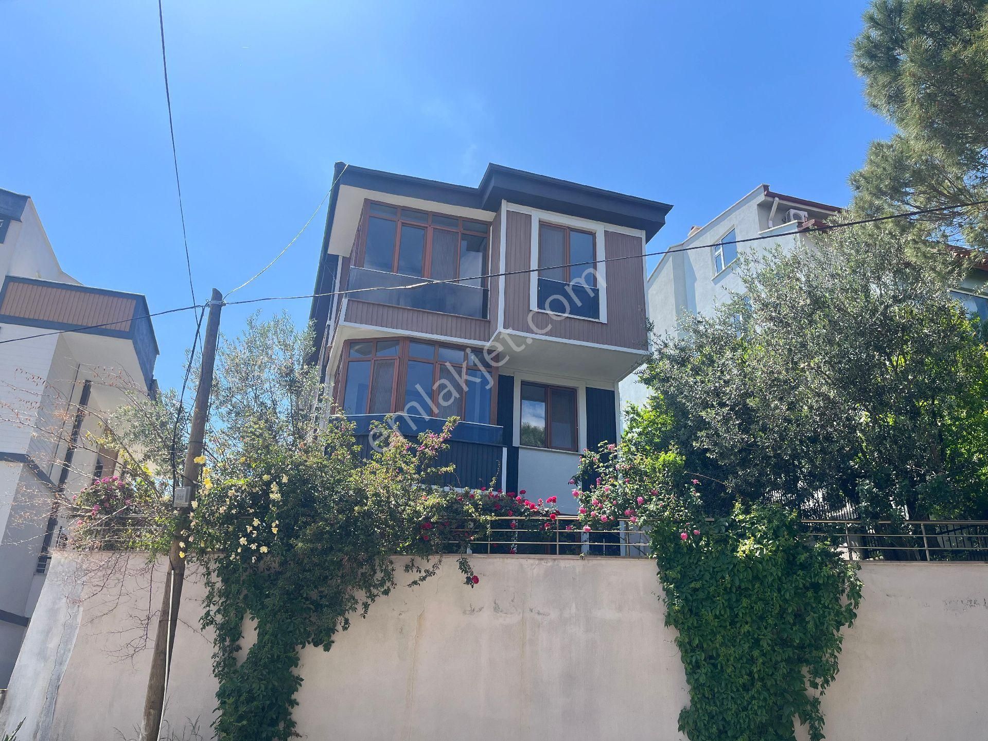 Altınoluk Deniz Manzaralı Denize Yakın Bahçeli 3 Oda 1 Salon 2 Mutfak 6 Yıllık Triblex Villa