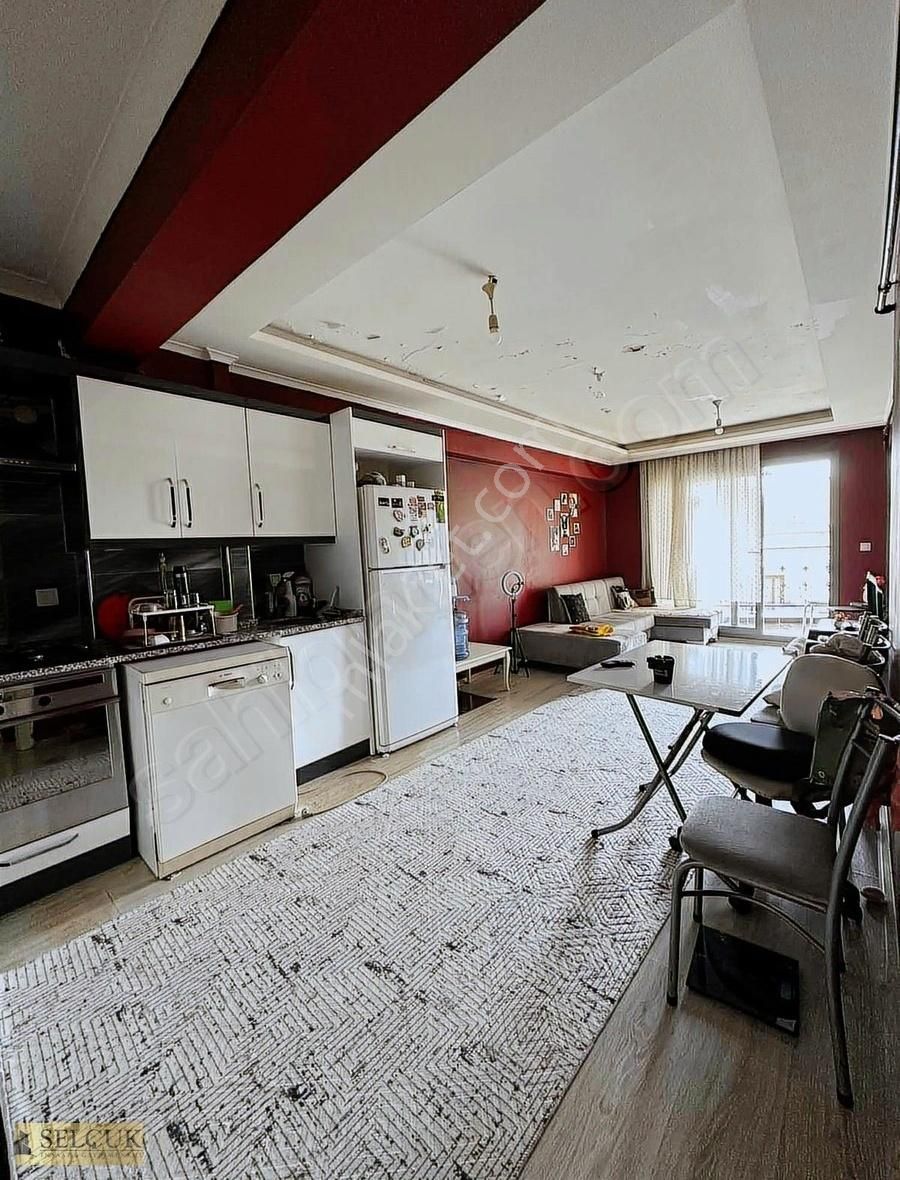 Selçuk'tan Muradiye Mah. Cadde Üzeri Satılık 1+1 Daire