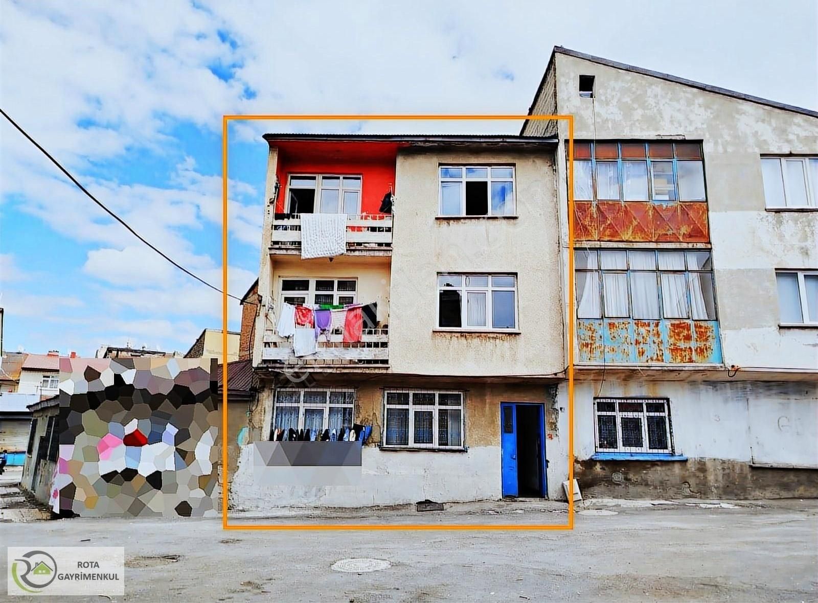 Rota Gm'den Kazım Yurdalanda Satılık Üç Katlı Müstakil Bina