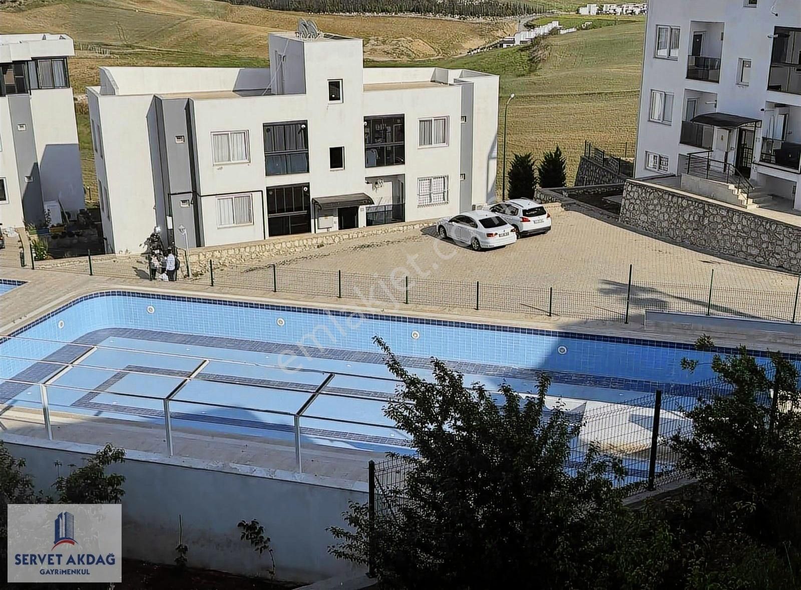 Kabasakal Şambayadnda Yatay Mimari Havuz Manzaralı Satılık Daire