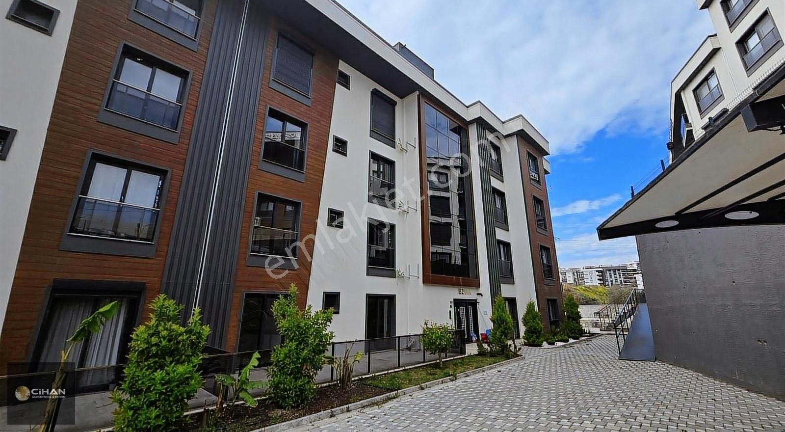 Kuşadasın'da 2+1 Havuzlu Site İçinde Satılık Daire