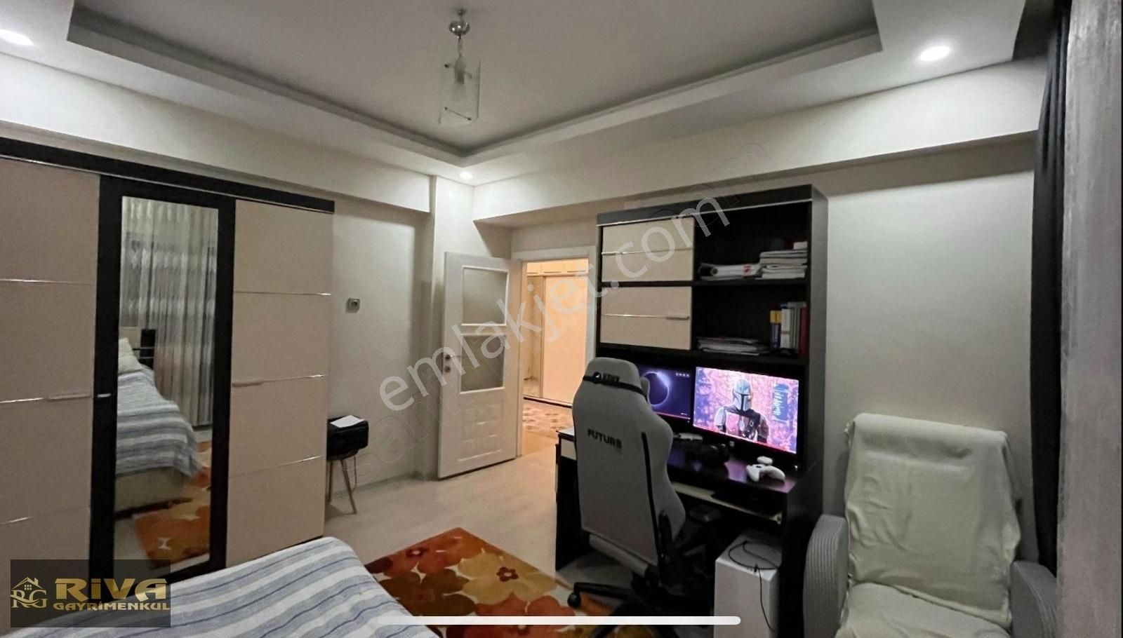 Sağlık Ocağı Ve Tramvay Yanında Çok Geniş Daire