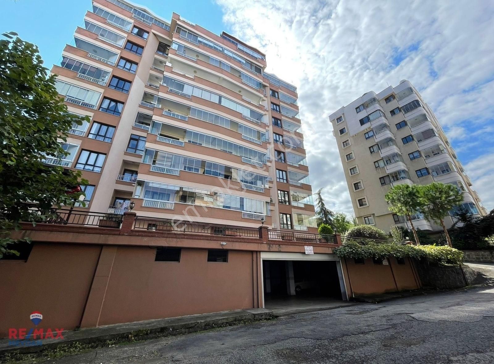 Yeşiltepe'de Deniz Manzaralı, Site İçi, Masrafsız 3+1 Daire