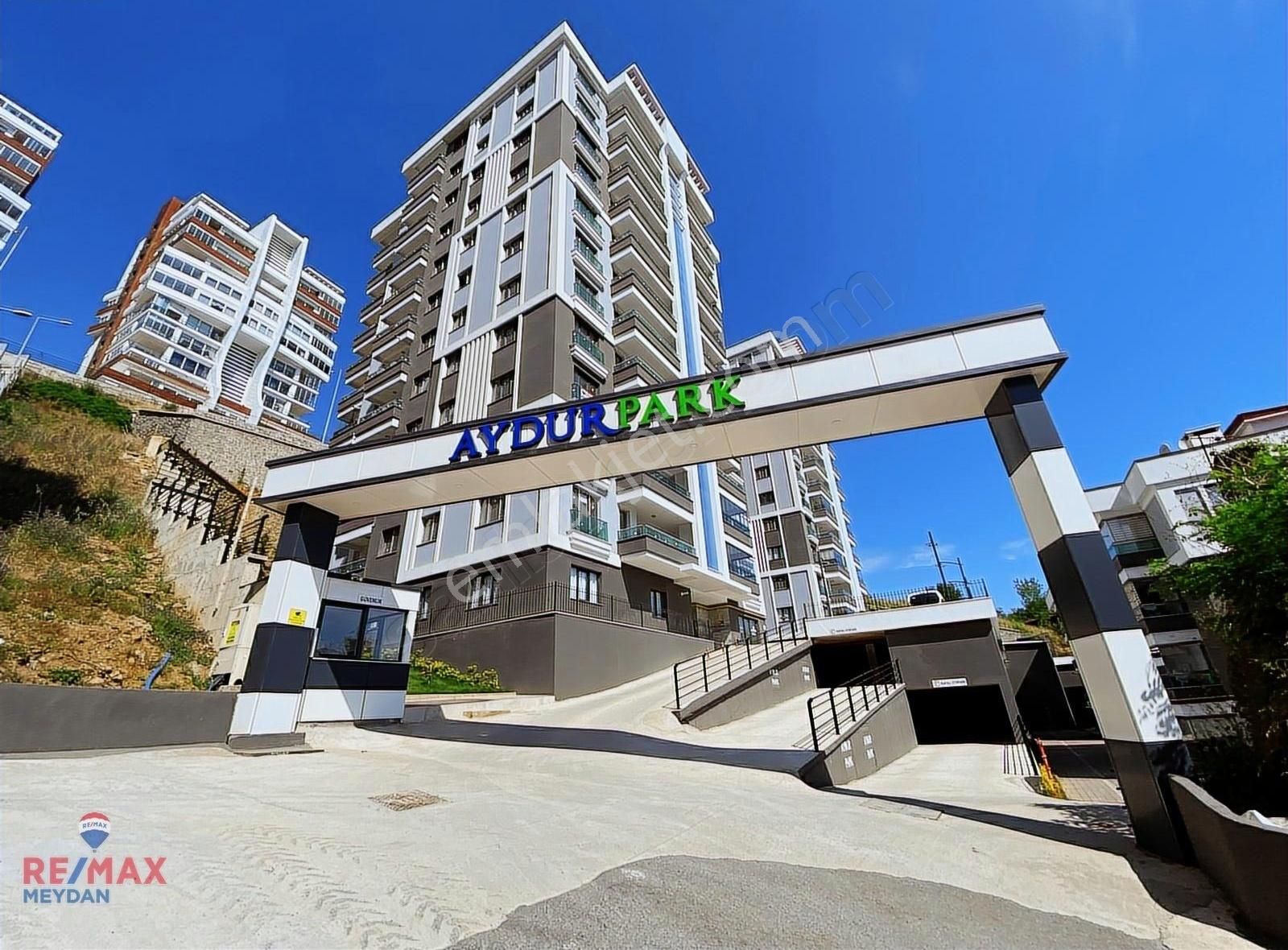 Akçaabat Yıldızlı Mh. Aydur Park Sitesin'de Satılık 3+1 Daire