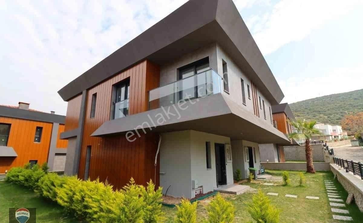 Kuştur Plajına 750m.havuzlu Site,2024 Yapımı Lüks Dubleks Villa