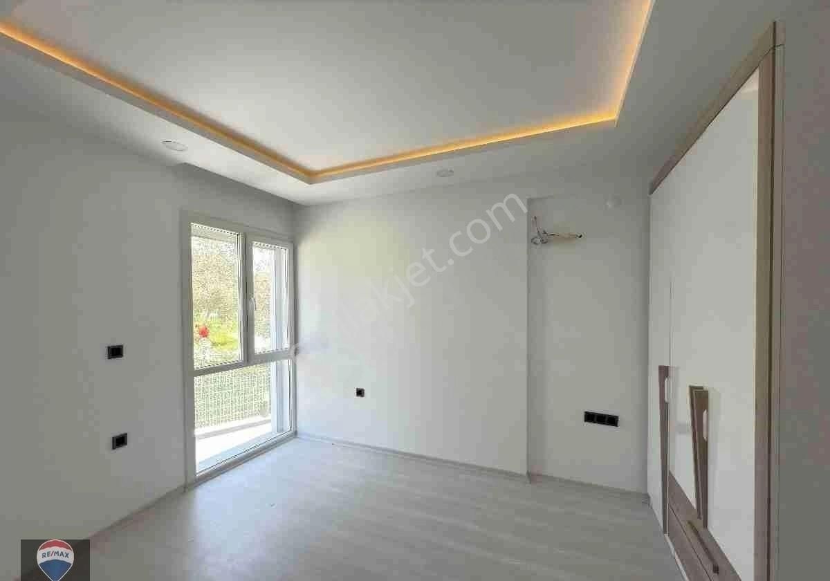 Kuşadasında Havuzlu Kapalı Garajlı Site İçinde Ebeveyn Banyolu Sıfır 1+1 Daıre - Görsel 12