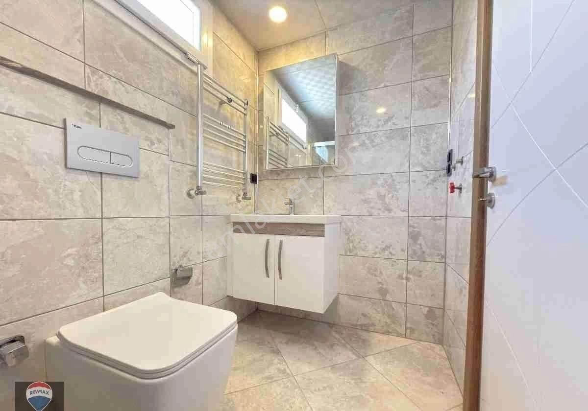 Kuşadasında Havuzlu Kapalı Garajlı Site İçinde Ebeveyn Banyolu Sıfır 1+1 Daıre - Görsel 21