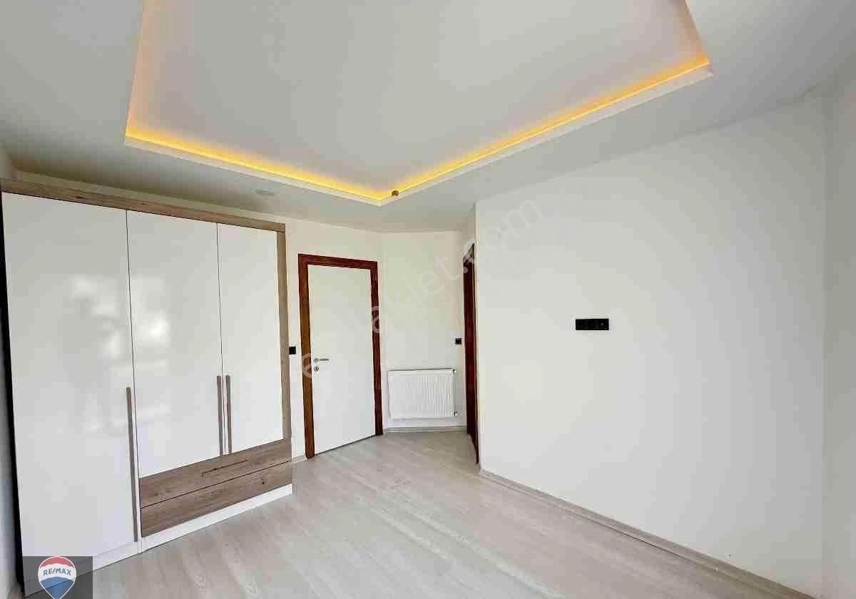 Kuşadasında Havuzlu Kapalı Garajlı Site İçinde Ebeveyn Banyolu Sıfır 1+1 Daıre - Görsel 32