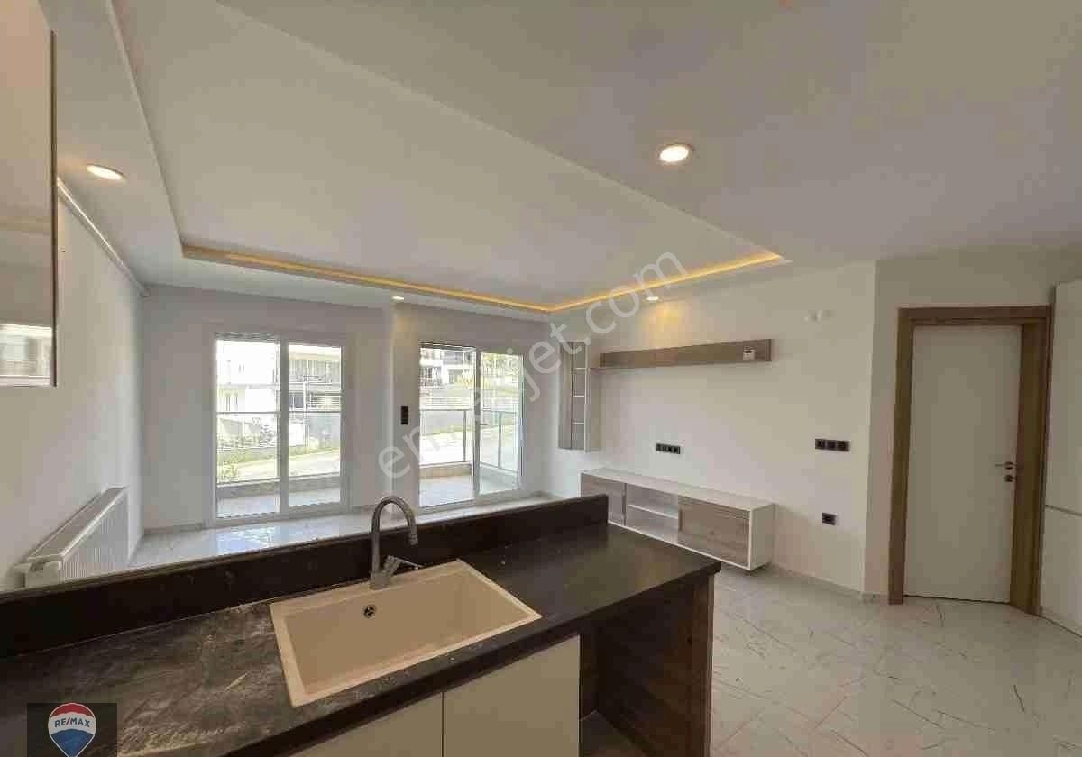 Kuşadasında Havuzlu Kapalı Garajlı Site İçinde Ebeveyn Banyolu Sıfır 1+1 Daıre - Görsel 31