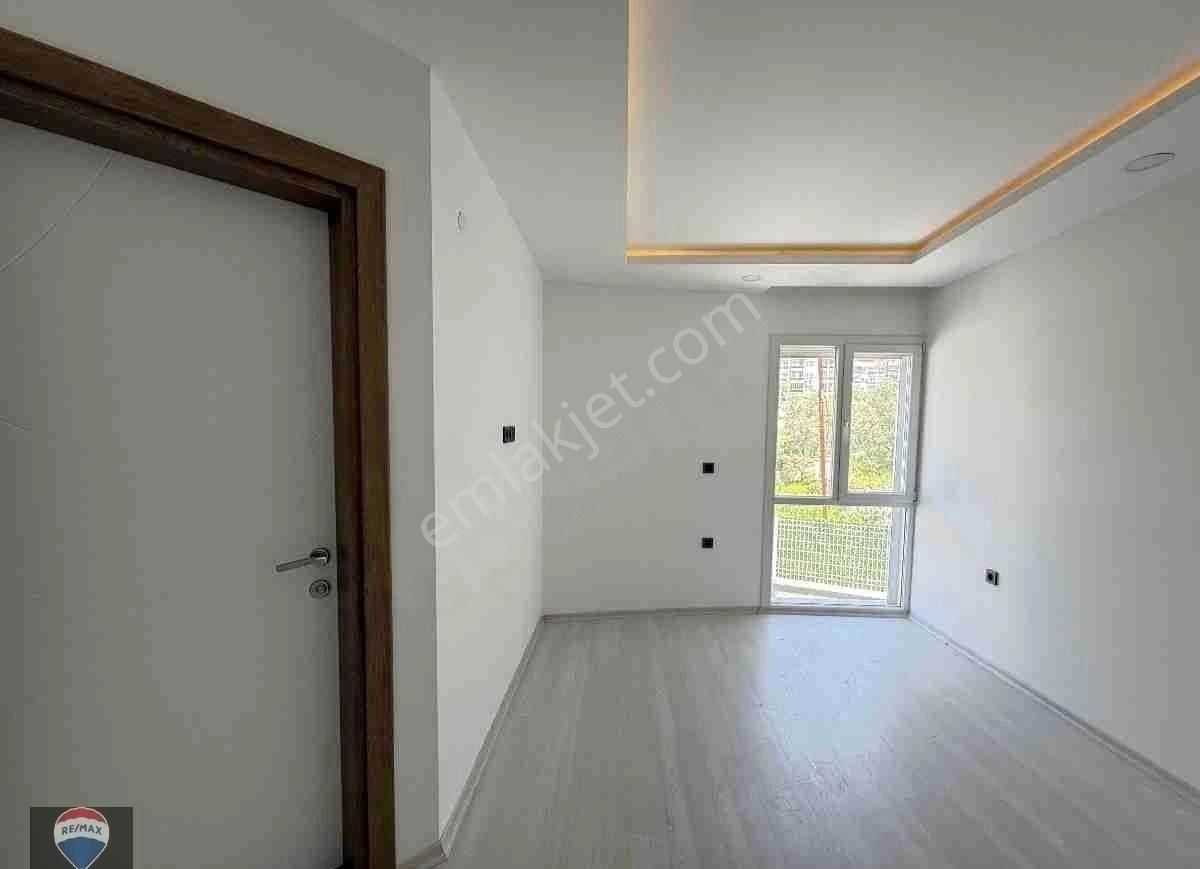 Kuşadasında Havuzlu Kapalı Garajlı Site İçinde Ebeveyn Banyolu Sıfır 1+1 Daıre - Görsel 9