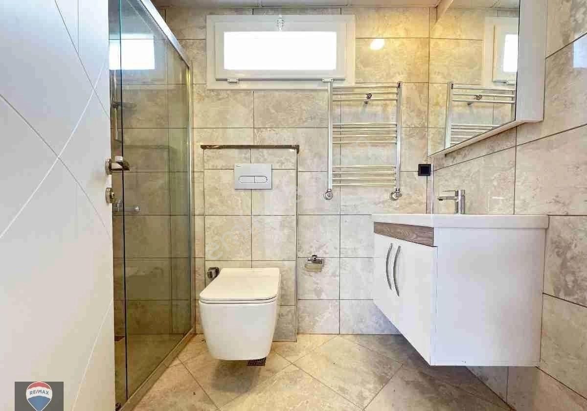 Kuşadasında Havuzlu Kapalı Garajlı Site İçinde Ebeveyn Banyolu Sıfır 1+1 Daıre - Görsel 23