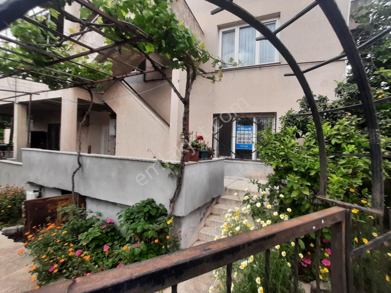 Bornova Atatürk Mah. Merkezinde 2+1 Kiralık Doğalgazlı Daire