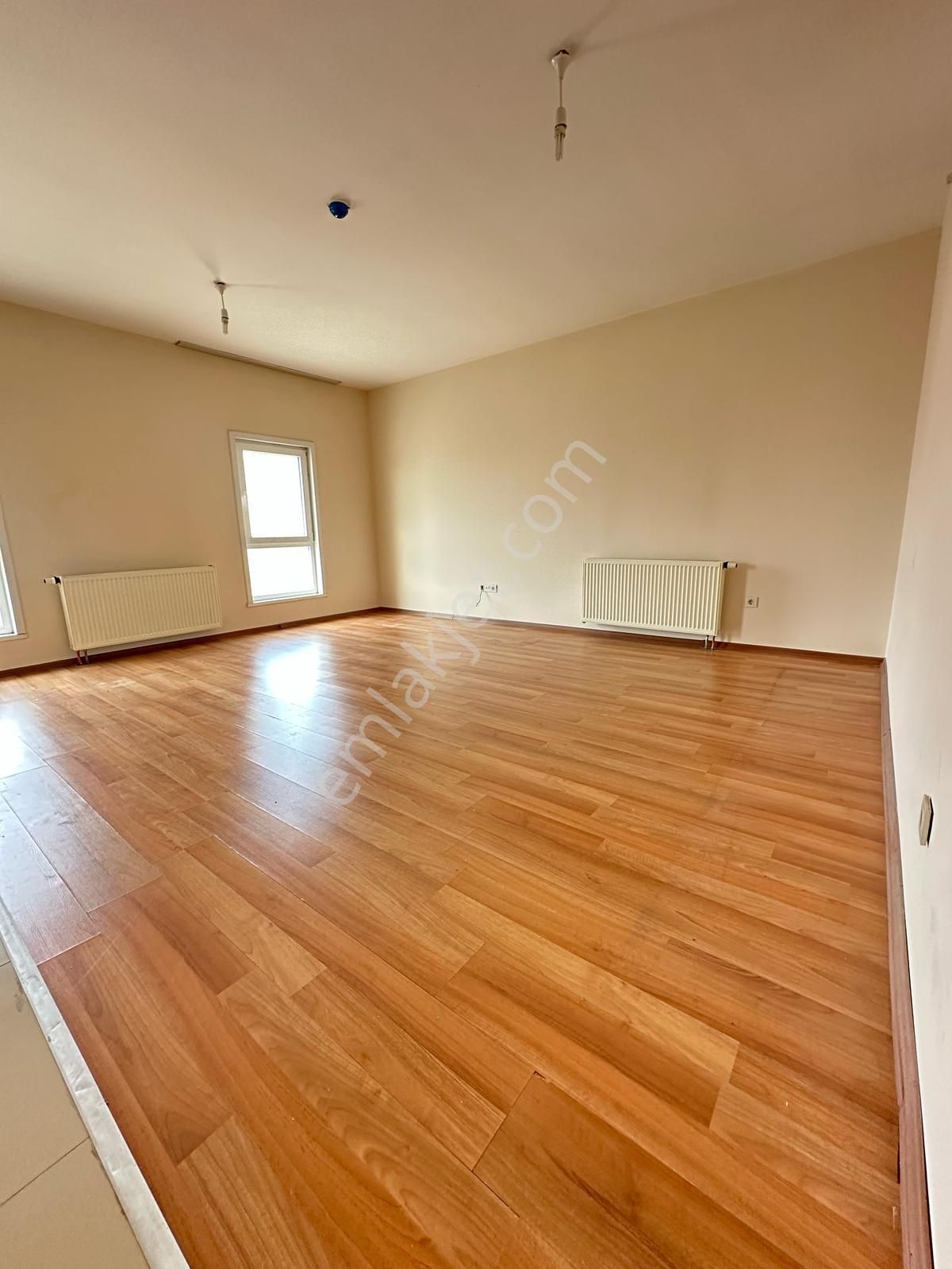 Esenyurt Kıraç Necip Fazıl Kısakürek Mahallesi 1+1 80 M2 Kiralık Boş Daire Site İçerisinde