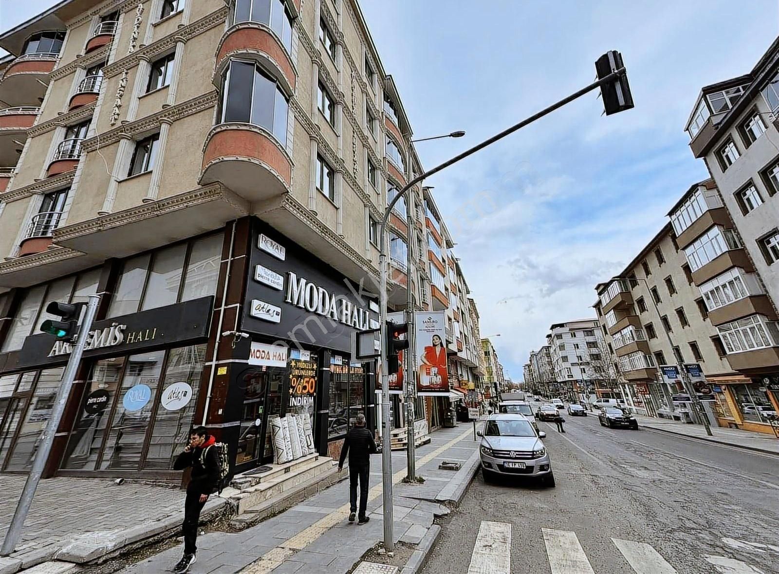 İks Emlaktan Satılık 4+1 Daire Cadde Üzeri Kat Mülkiyeti Var