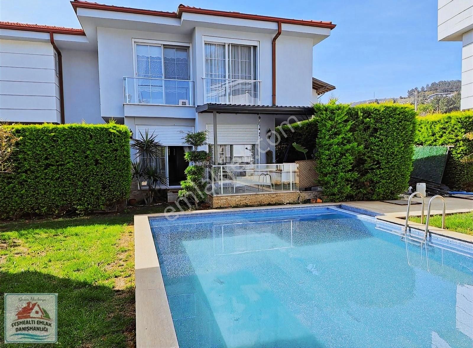 Havuzlu Site İçerisinde 225m2 Bahceli Ayri Girişli 3+1 Villa.